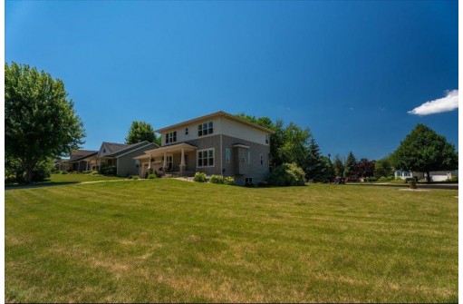 692 Featherwood Pass, Sun Prairie, WI 53590