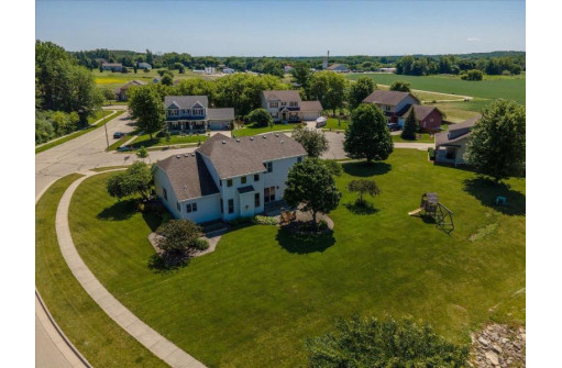 637 Meadow Mist Ct, Deerfield, WI 53531