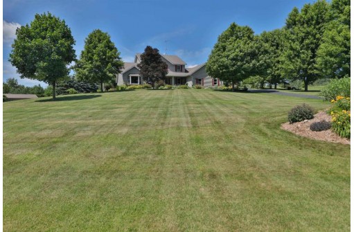 135 N Lakeview Dr, Cazenovia, WI 53924