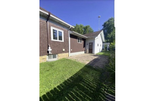 2006 12th St, Monroe, WI 53566