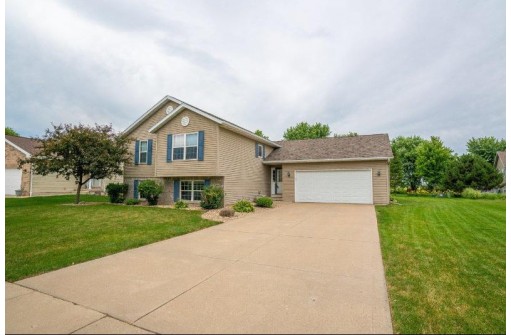 720 Stonehaven Dr, Sun Prairie, WI 53590