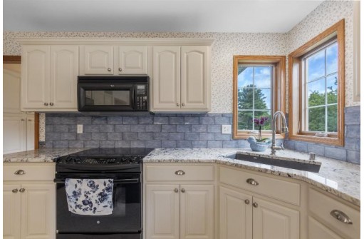 41 Bishops Hill Cir, Madison, WI 53717