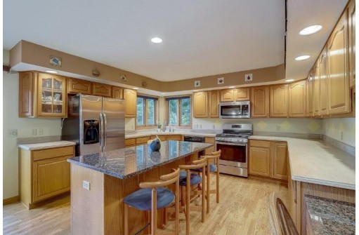 N6767 Shorewood Hills Rd, Lake Mills, WI 53551-9719