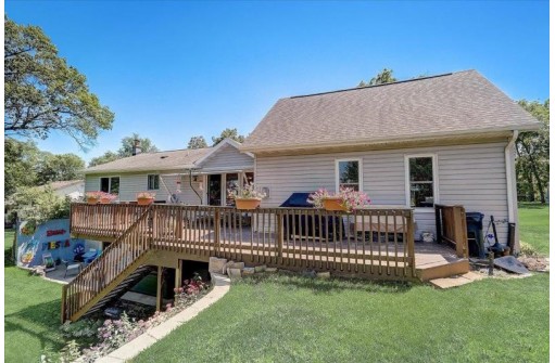 63 W Water St, Montello, WI 53949