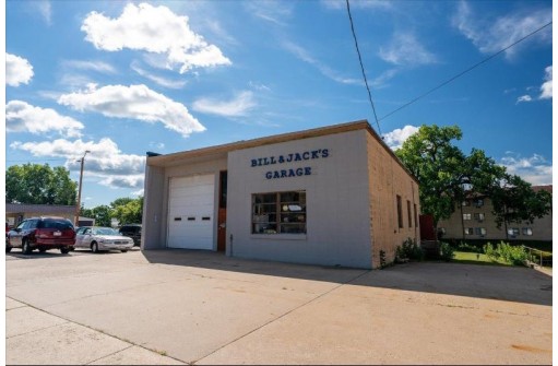 228 W Edgewater St, Portage, WI 53901-2118