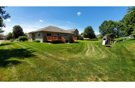 215 E Northlawn Dr, Cottage Grove, WI 53527