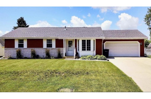 1135 N Wuthering Hills Dr, Janesville, WI 53546