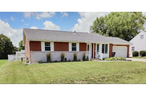 1135 N Wuthering Hills Dr, Janesville, WI 53546