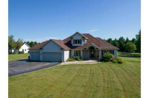 W5571 Double Dr, Walworth, WI 53184