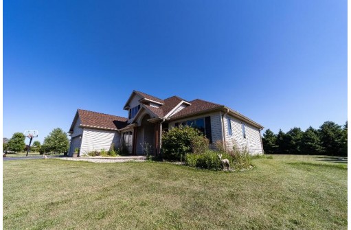 W5571 Double Dr, Walworth, WI 53184