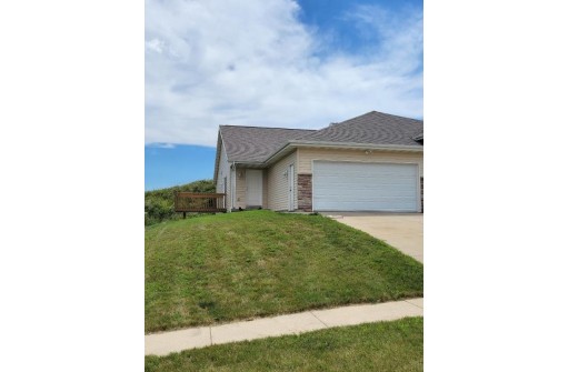 1127 Temple Dr, Mount Horeb, WI 53572