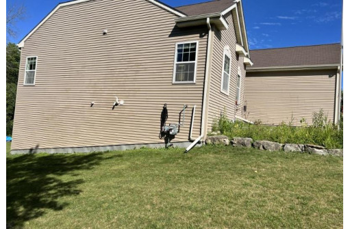 405 Hunters Glen Ln, Johnson Creek, WI 53038