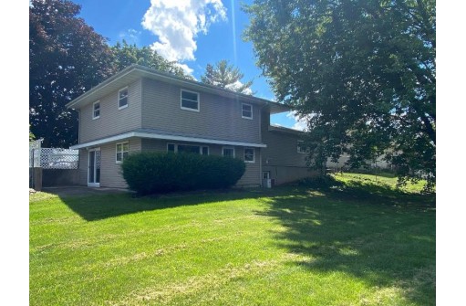 221 Rosewood Dr, Janesville, WI 53548