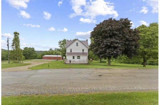 W7032 Highpoint Rd, Monticello, WI 53570