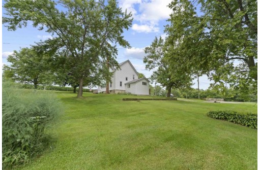 W7032 Highpoint Rd, Monticello, WI 53570