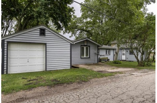 W9591 Lake Dr, Edgerton, WI 53534