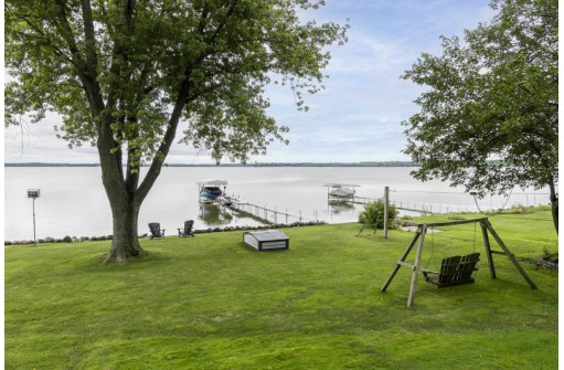 W9591 Lake Dr, Edgerton, WI 53534