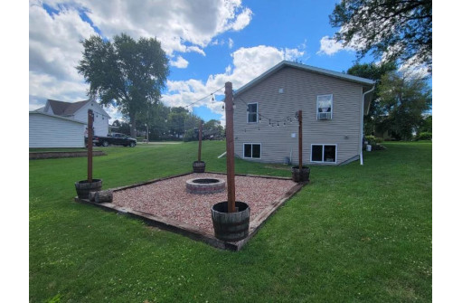 588 S Bridge St, Markesan, WI 53946