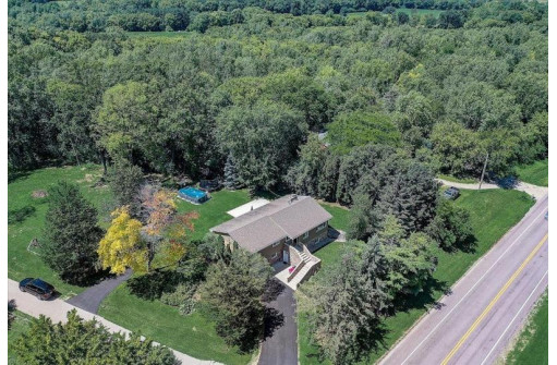 5597 River Rd, Waunakee, WI 53597