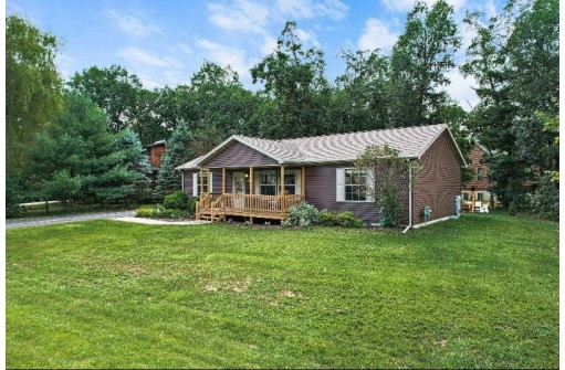 303 Berry Ln, Wisconsin Dells, WI 53965-9076