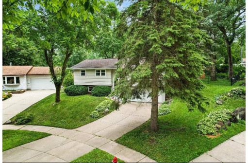 4401 Maryland Dr, Madison, WI 53704-1820