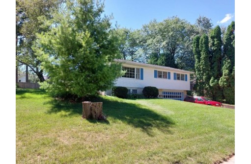 5721 Piping Rock Rd, Madison, WI 53711-3418