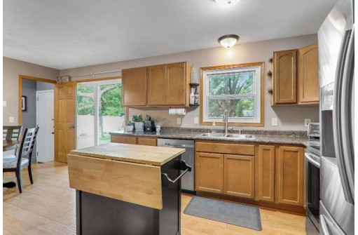 1412 Greenfield Cir, Sun Prairie, WI 53590