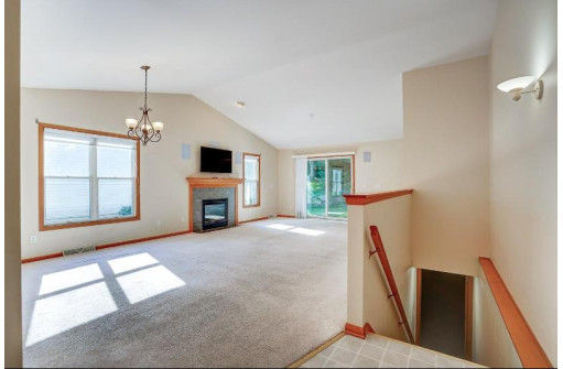 6145 Thornebury Dr, Madison, WI 53719