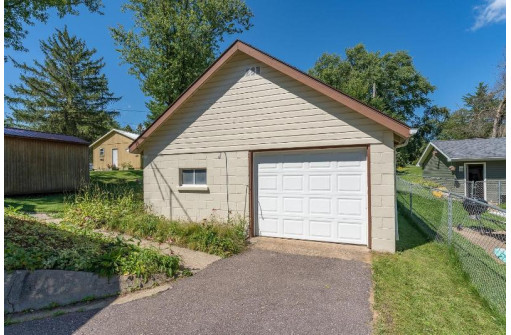 643 11th St, Baraboo, WI 53913