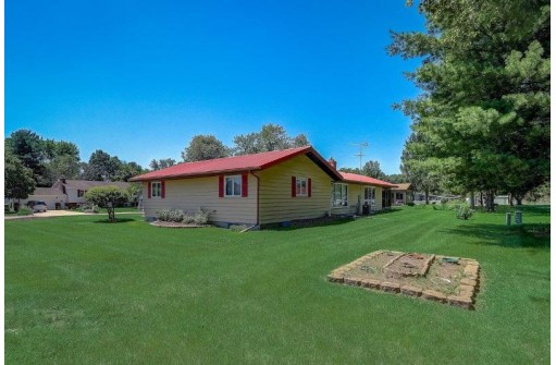 1214 Sunset Cir, Prairie Du Sac, WI 53578-2519