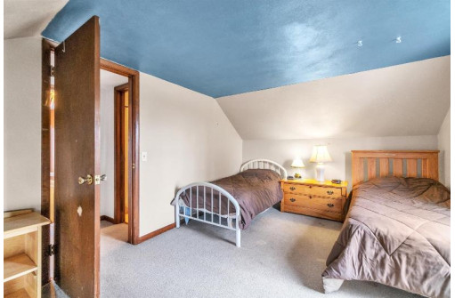 W6620 Kettle Moraine Dr, Whitewater, WI 53190