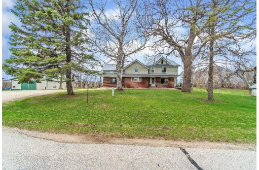 W6620 Kettle Moraine Dr, Whitewater, WI 53190