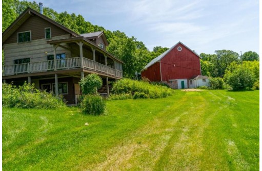 S6541 Maple Hill Rd, Rock Springs, WI 53961