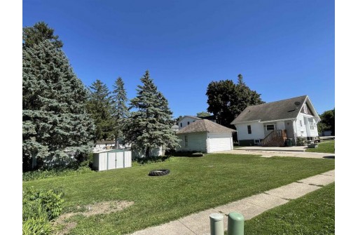 511 E Oak St, Juneau, WI 53039