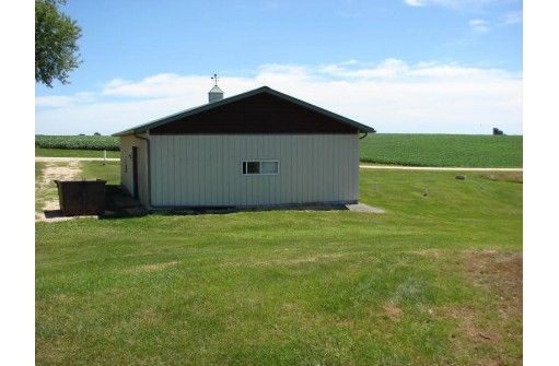 9857 County Line Rd, Livingston, WI 53554-9602