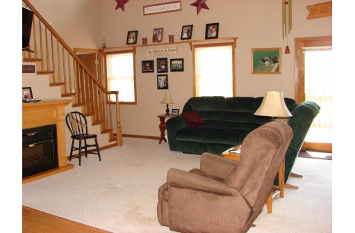 9857 County Line Rd, Livingston, WI 53554-9602