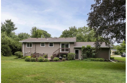 1526 Sawyer Rd, Stoughton, WI 53589