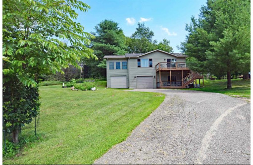 S1380 E Redstone Dr, La Valle, WI 53941