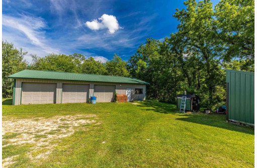 8925 Far View Rd, Mazomanie, WI 53560