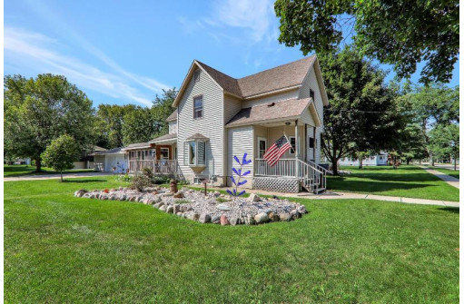 105 5th St, Prairie Du Sac, WI 53578