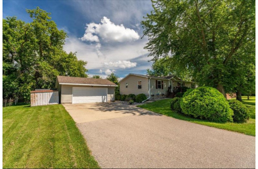 4136 Vilas Rd, Cottage Grove, WI 53527