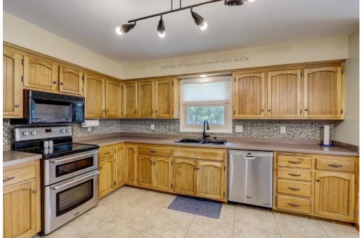 909 Keenan Ln, Stoughton, WI 53589