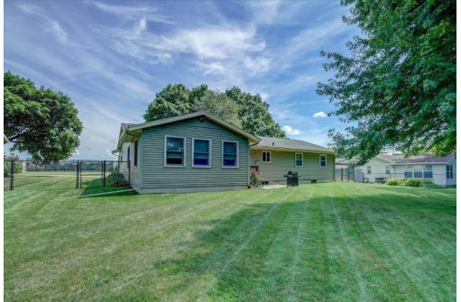 424 Devonshire Rd, Stoughton, WI 53589