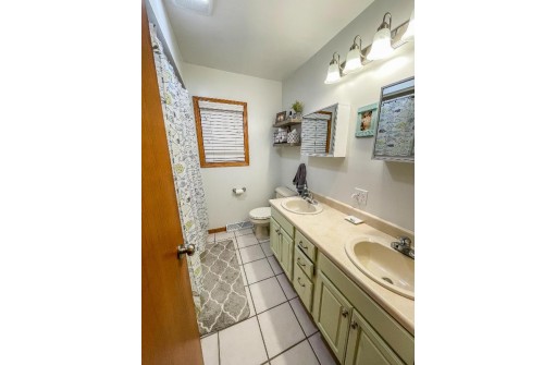 1025 Lawndale Dr, Beaver Dam, WI 53916