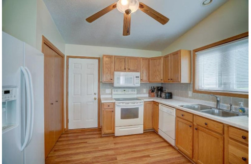 S5611 E Glacier Dr, Baraboo, WI 53913