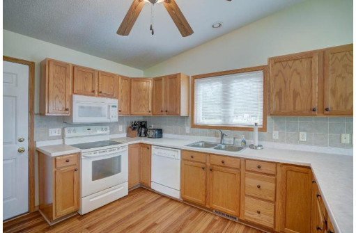 S5611 E Glacier Dr, Baraboo, WI 53913