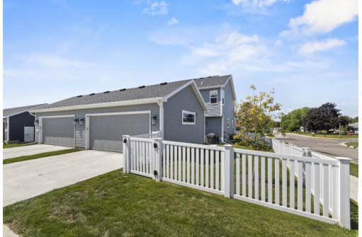 207 N Division St, Waunakee, WI 53597