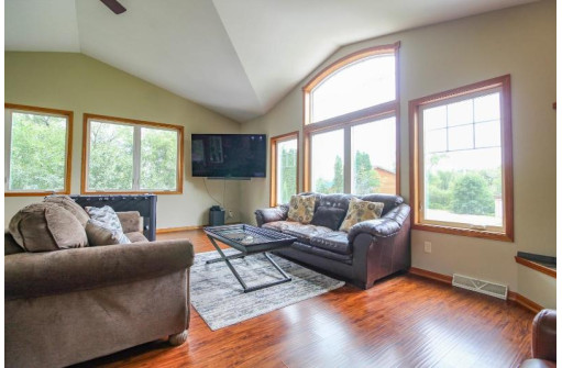 W9444 Golf Side Ln, Cambridge, WI 53523