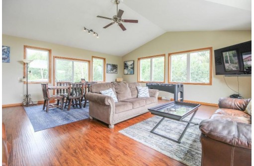 W9444 Golf Side Ln, Cambridge, WI 53523