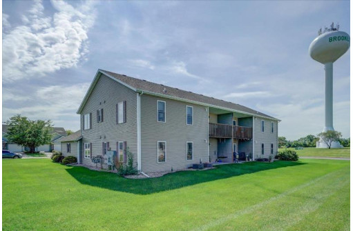 207 Douglas Dr, Brooklyn, WI 53521